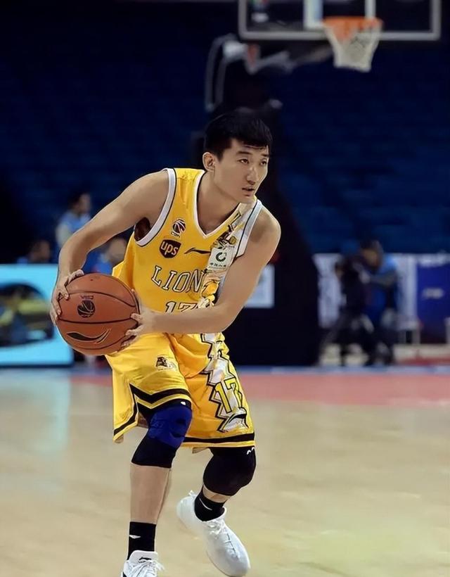 爱游戏-瓦伦西亚训练开放日，今晨复出首秀引欢呼，CBA常规赛在即，资深球员宣示担当(巴萨瓦伦西亚全场回放)